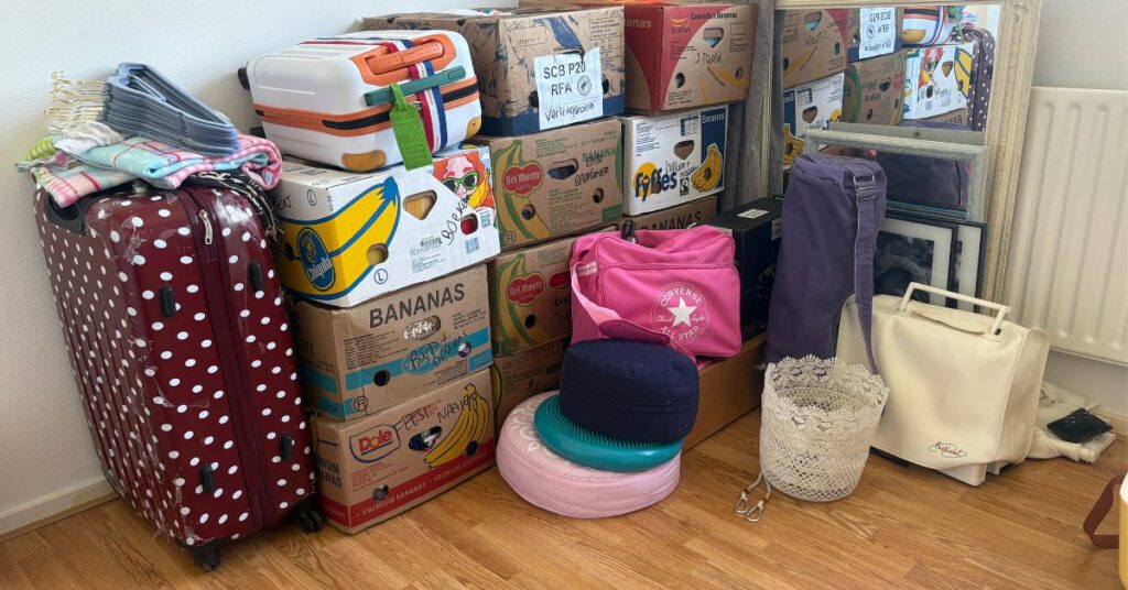 dozen en koffers staan klaar om te emigreren