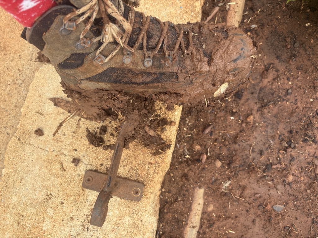 Even de blubber van de schoenen schrapen