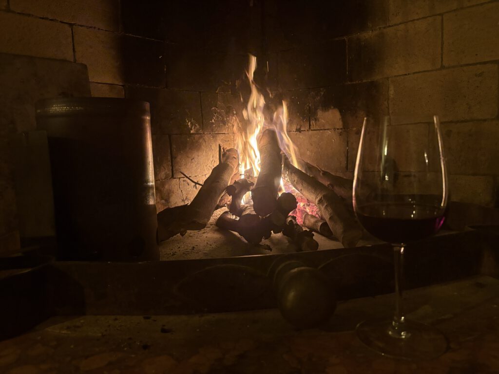 Open haard aan met een wijntje