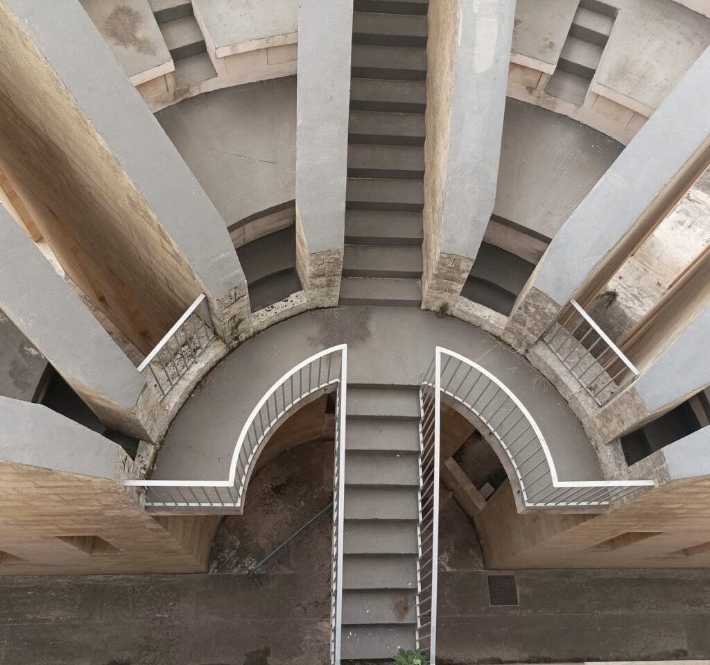 Binnenkant begraafplaats Parabita