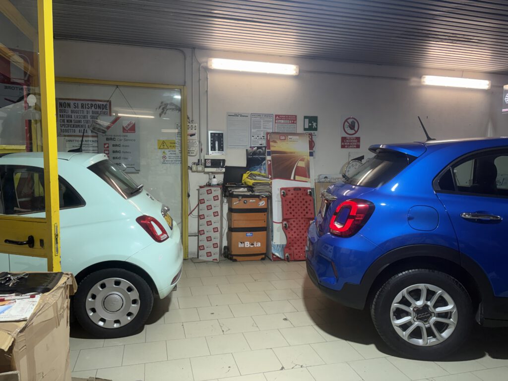 Twee fiats in de garage