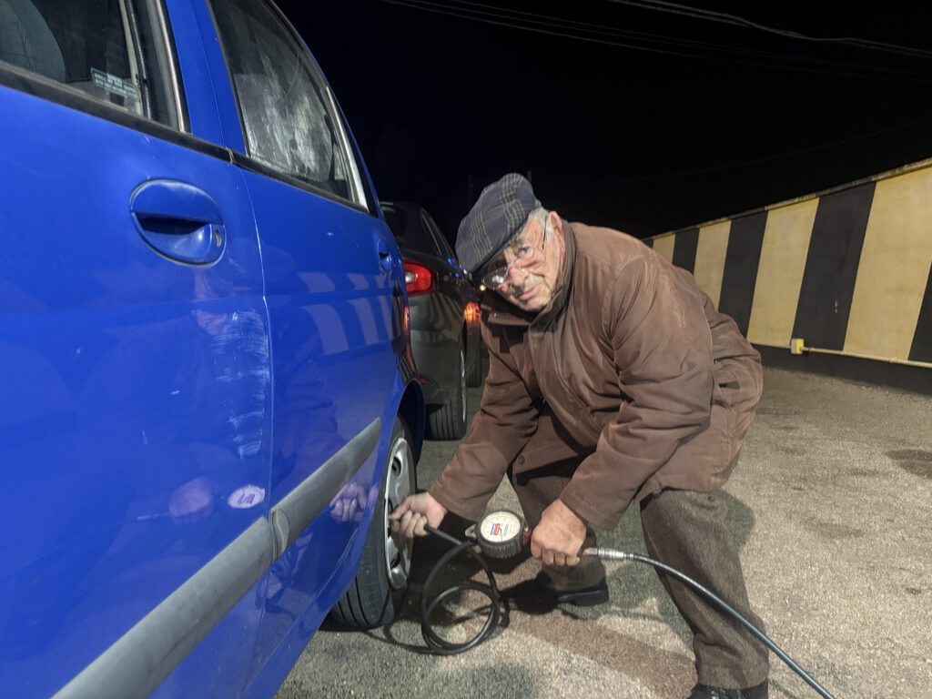 Opa pompt de banden op