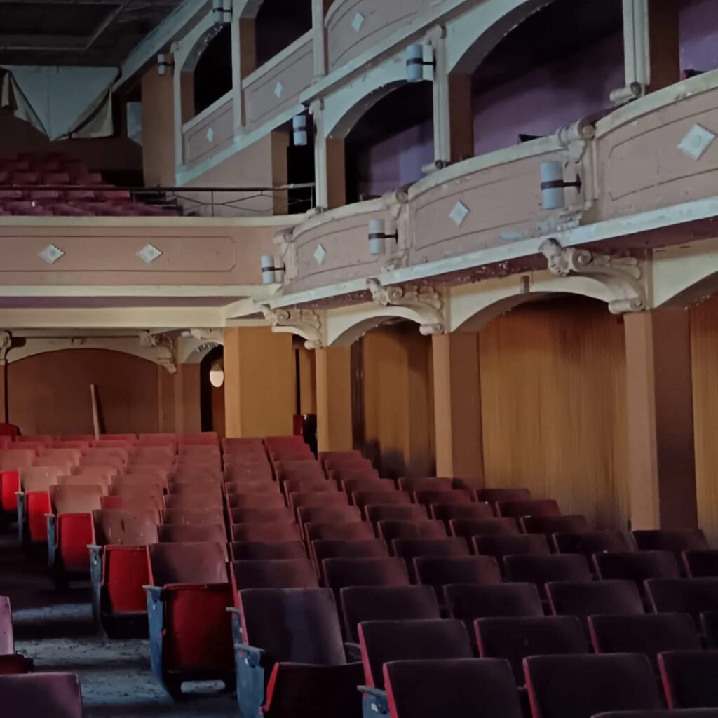 Binnenkant oude theater van Parabita