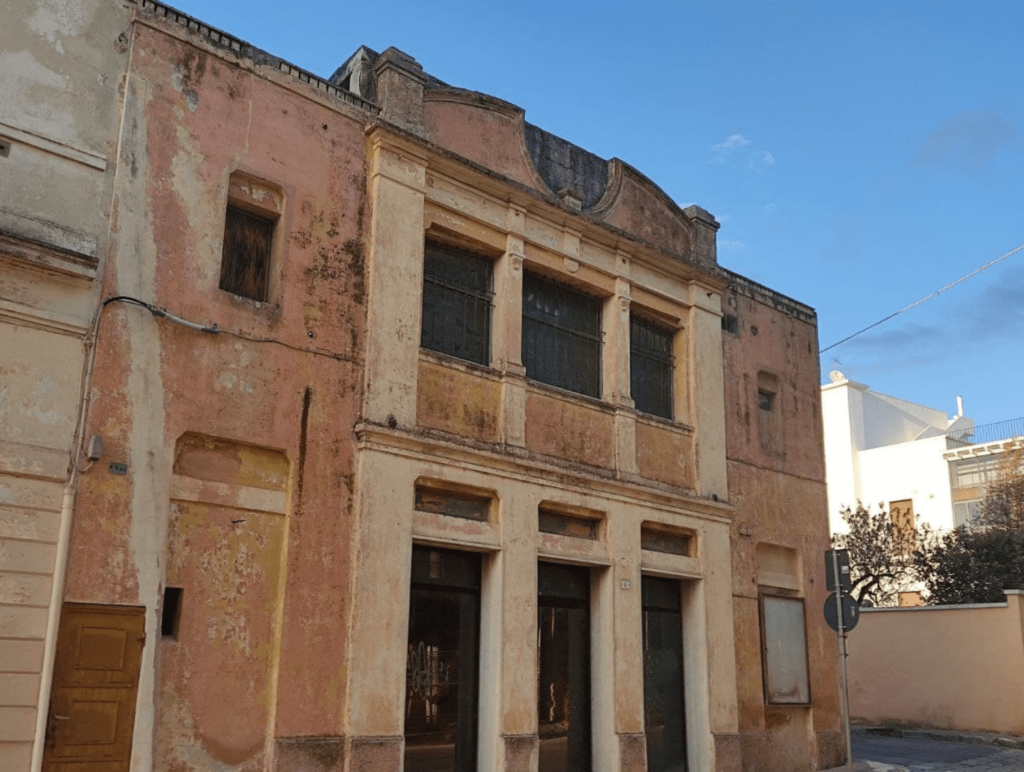 Buitenkant oude theater van Parabita