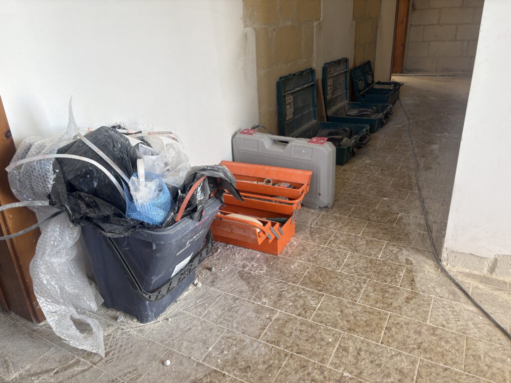 gereedschap langs de muur