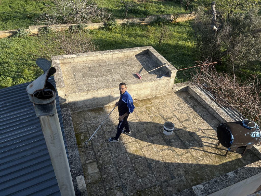 Werklui op het platte dak