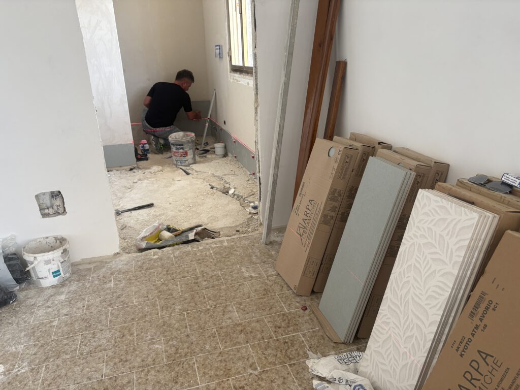 Badkamertegels worden geplaatst