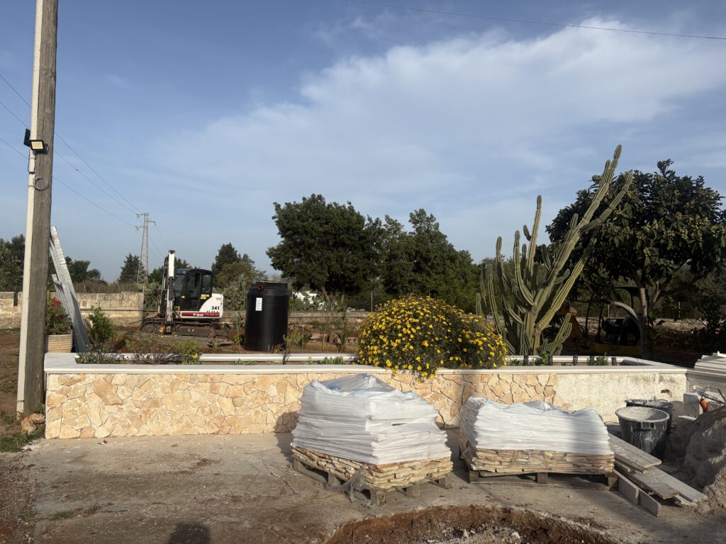 Muurtje en graafmachine en fosse IMOF