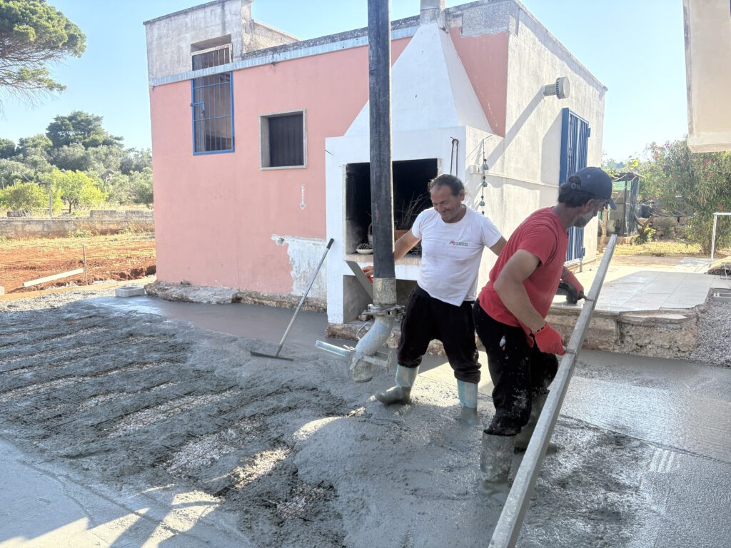 mannen storten beton