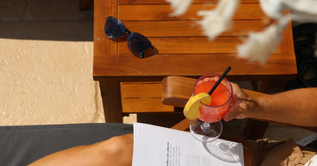 met aperol op en een boekje