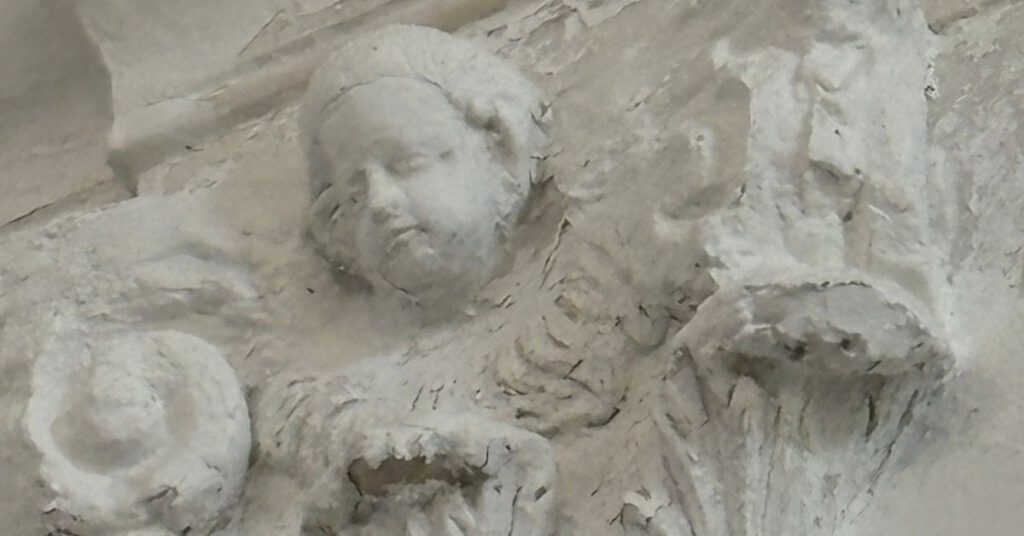 engeltje in de muur gehakt