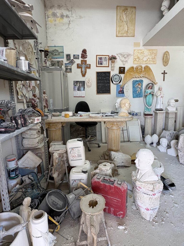 buro tussen betonzooi